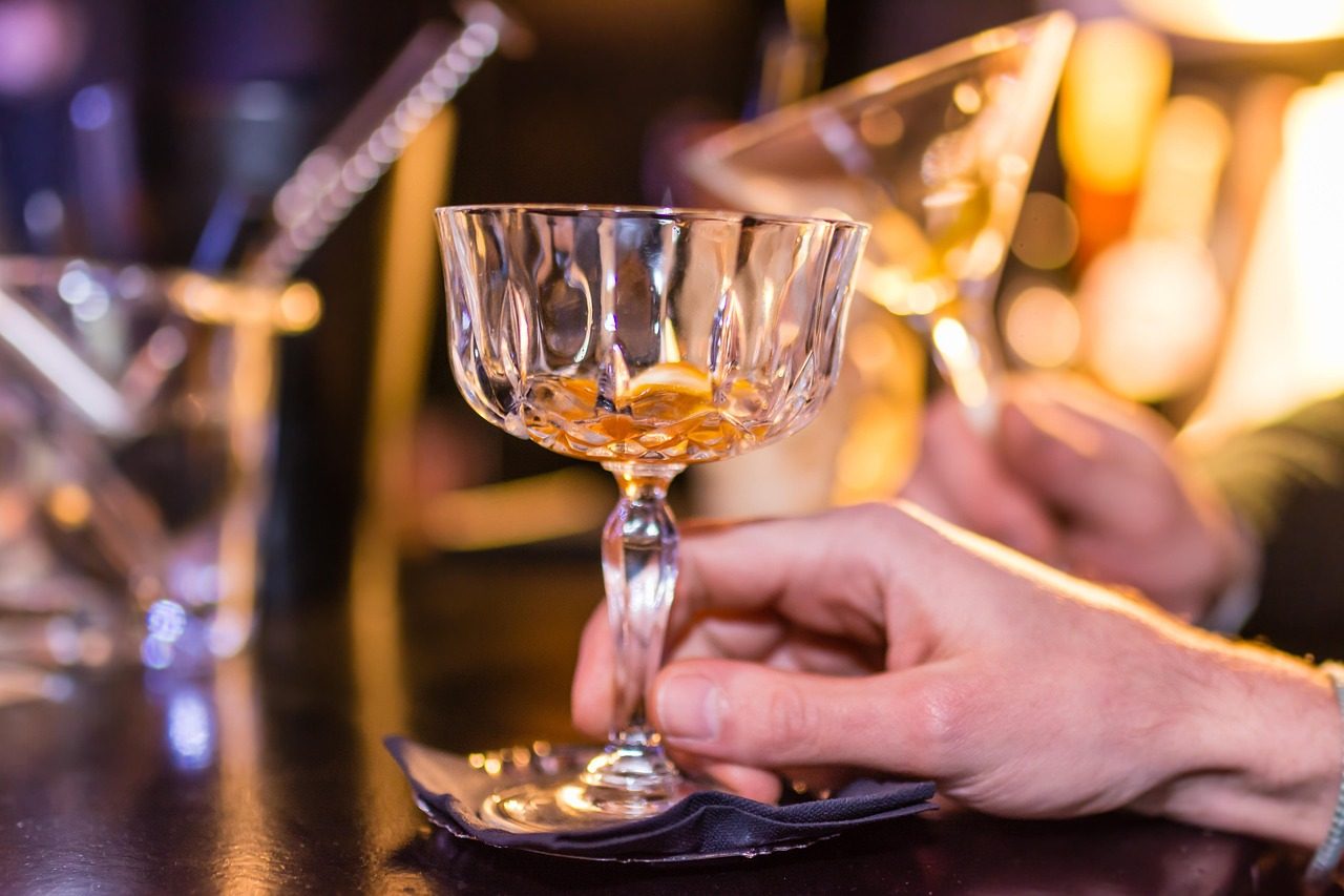 Festlige cocktails og slushice drinks i farverige glas