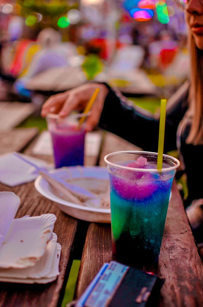 Farverige frozen drinks til fest og fejring
