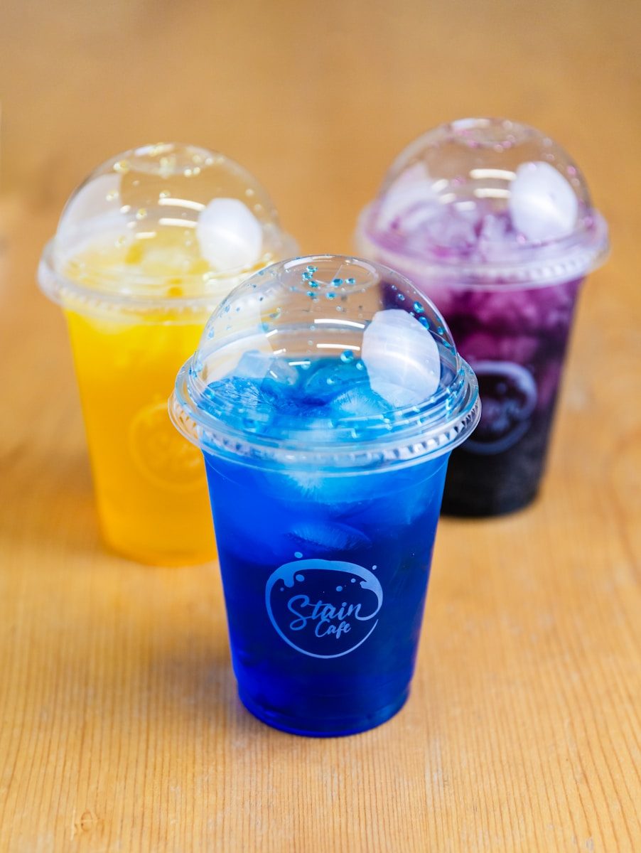 Slush ice i tre farver serveret i plastbaegre